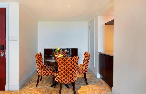 Bo'Kaap Apartment | Taj 2 bed Suite - deluxe with lounge, kitchen & stunning Table Mtn views near top floor
