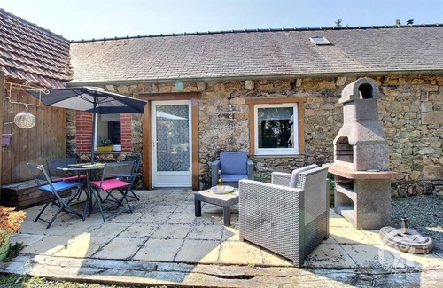 Lannebert House | Take advantage of the on-site spa, infrared sauna and tennis court shared with the adjoining gîte.