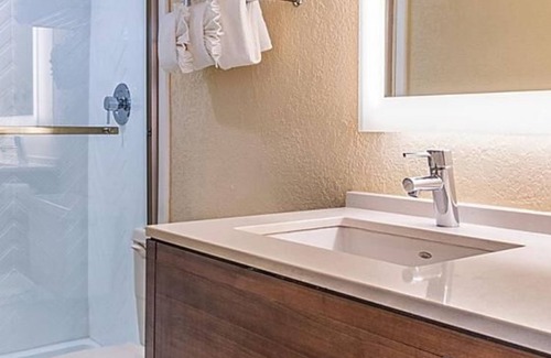 Miami Springs Hotel | Take An Amazing Vacation! 3 Great Units, On-site Pool, Near Bayfront Park!
