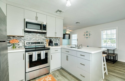Galveston House | Take Fido to the Beach! Close to Galveston Amenities!