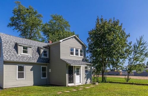 Warwick Apartment | Take in great views of the cove/marina while enjoying a meal!