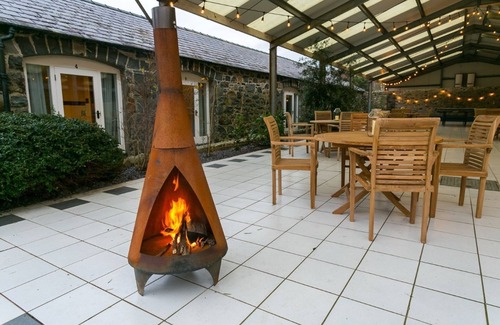 Bangor Cottage | Tal Y Bont Uchaf Courtyard - a dog that sleeps 18 guests in 6 bedrooms