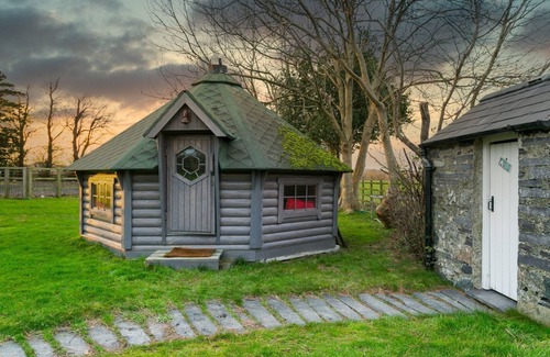 Bangor Cottage | Tal Y Bont Uchaf Courtyard - a dog that sleeps 18 guests in 6 bedrooms