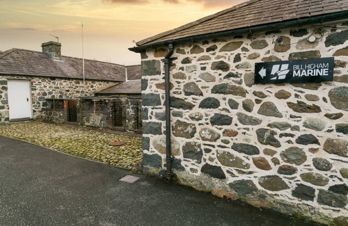 Bangor Cottage | Tal Y Bont Uchaf Courtyard - a dog that sleeps 18 guests in 6 bedrooms