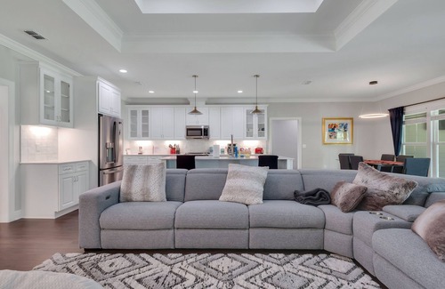 Tallahassee House | Tallahassee Luxury 4 bedrooms 3.5 baths, King Bed, and Home Movie Theatre