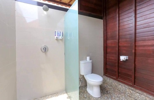 Mushroom Bay Hotel | Taman Sari Villa Lembongan bungalow #2 Twin bedroom with garden viewnn