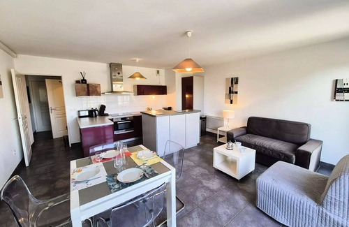 Les Sablettes Apartment | Tamaris Bay Residence - Heart of the Sablets, beach opposite, air conditioning, wifi.