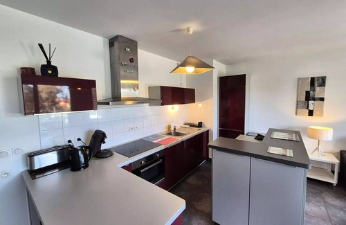 Les Sablettes Apartment | Tamaris Bay Residence - Heart of the Sablets, beach opposite, air conditioning, wifi.