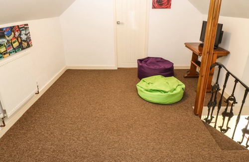 Nefyn Apartment | TAN Y BRACTY, pet friendly, country holiday cottage in Nefyn