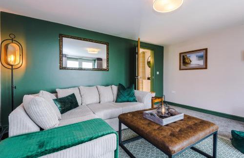 Cwm Dyserth House | Tan Y Bryn Ganol