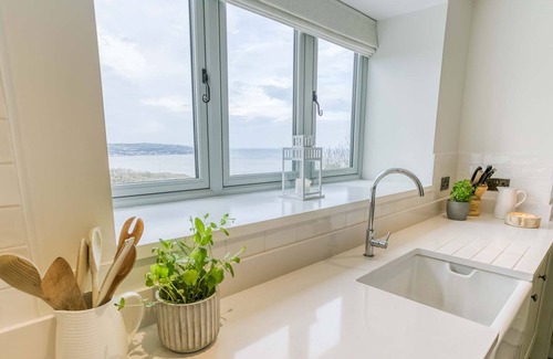 Pentraeth Cottage | Tan y Fron - a hot tub that sleeps 14 guests in 7 bedrooms