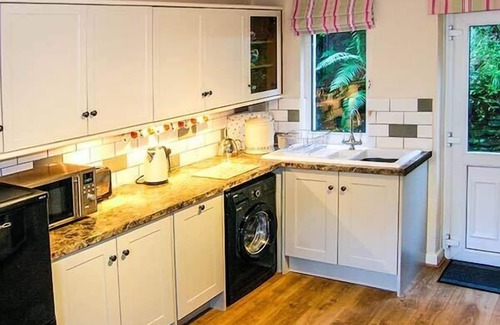Glyn Ceiriog Cottage | TAN Y RHOS ISA, pet friendly, with open fire in Glyn Ceiriog
