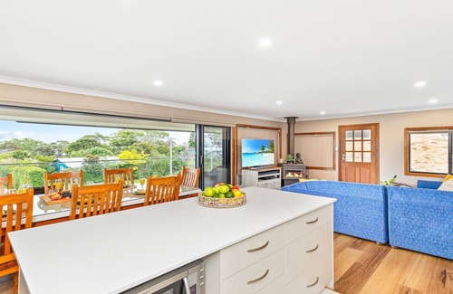Currarong House | Tanapaser – spacious centrally located home with fireplace