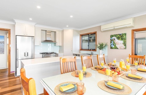 Currarong House | Tanapaser – spacious centrally located home with fireplace