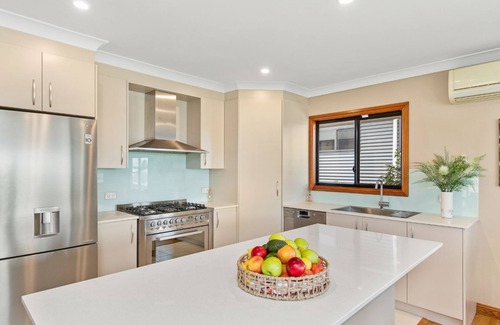 Currarong House | Tanapaser – spacious centrally located home with fireplace