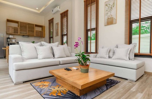 Phuket Villa | Taraburi's Finest: Brand New Build Poolside Bliss!