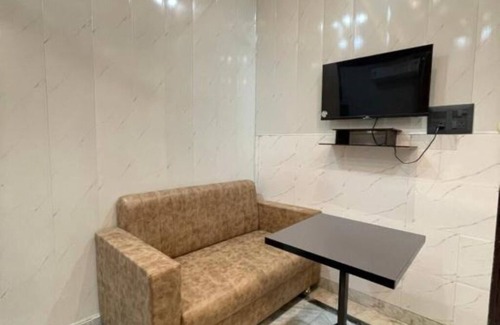 Agra Apartment | Taran Bliss Home stay : Deluxe Double Room (2 Adults + 1 Child)