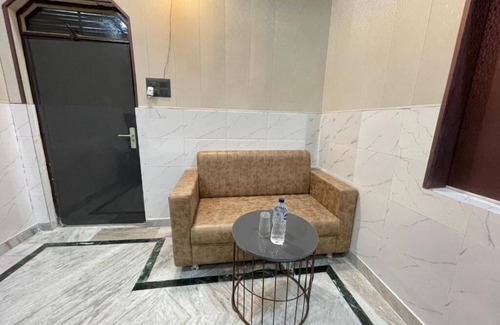 Agra Apartment | Taran Bliss Home stay : Deluxe Double Room (2 Adults + 1 Child)