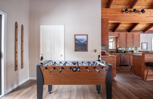 Incline Village Cabin | Tarly by AvantStay | 5mins To Diamond Peak Skiing w/Hot Tub in Incline Village