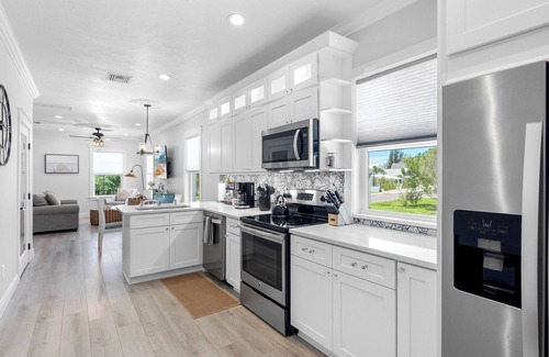 Tarpon Springs Cottage | Tarpon Tides Cottage - Walking distance to the Sponge Docks & Downtown!