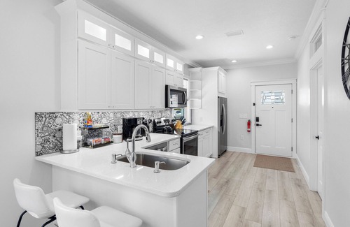 Tarpon Springs Cottage | Tarpon Tides Cottage - Walking distance to the Sponge Docks & Downtown!