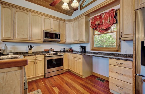 Glenville House | Tater Knob Treehouse - Amazing Lake Views!