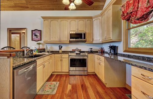 Glenville House | Tater Knob Treehouse - Amazing Lake Views!