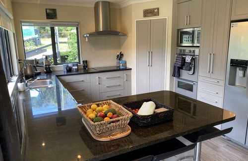 Tauranga House | Tauranga Tropical Avocado Orchard Escape Ohauiti