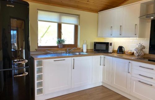 Cupar Ski Chalet | Tawny Lodge with Hot Tub