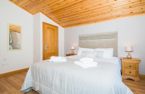 Cupar Ski Chalet | Tawny Lodge with Hot Tub