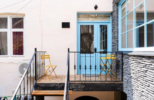 Chugureti Apartment | Tbilisian Yard - City Center