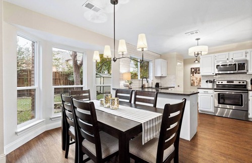 Grapevine House | TCH - Spacious 5bd/2.5ba in Grapevine w/Workspace