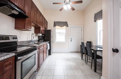 East Riverside House | Tchop1. Uptown|Classic|Blocks to Brewery/Magazine