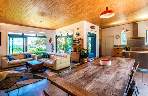 Ostend House | Te Kohanga (The Nest) with spa and car*