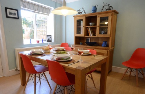 Martlesham Heath Cottage | TEACHER'S HOUSE, ALDERTON, pet friendly, with a garden in Woodbridge