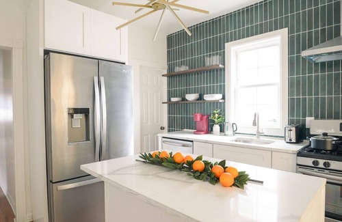 Elizabeth Apartment | Teal Lux: New 2-bedroom apartment in downtown Elizabeth with AC, WiFi