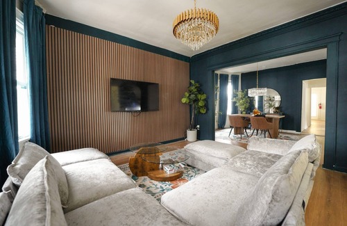 Elizabeth Apartment | Teal Lux: New 2-bedroom apartment in downtown Elizabeth with AC, WiFi