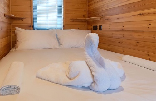 Ely Cabin | Teal - Mini Pod with Hot Tub