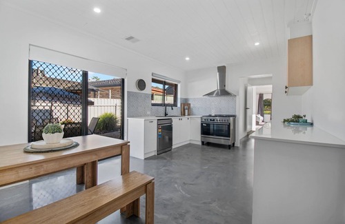 Lake Albert House | Telopea - Contemporary & Refined Sophistication