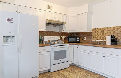 North Philadelphia East House | Temple Area 5BR Gem - Great for Groups & Family