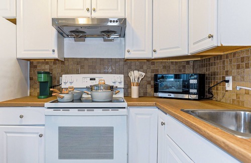 North Philadelphia East House | Temple Area 5BR Gem - Great for Groups & Family