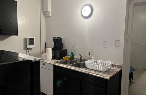 North Philadelphia Apartment | Temple Hospital First Floor with Backyard