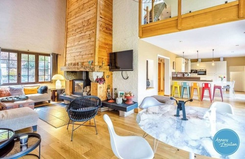 Bluffy House | Tempo de l'O : at the foot of the Dents de Lanfon.