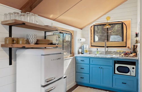 Hunt Cabin | Tent | Pool Firepit Lake Hot tub River Heat/AC