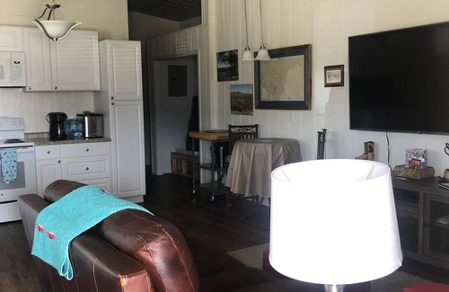 Alpine Apartment | Terlingua Casita de Chiles Barndominium