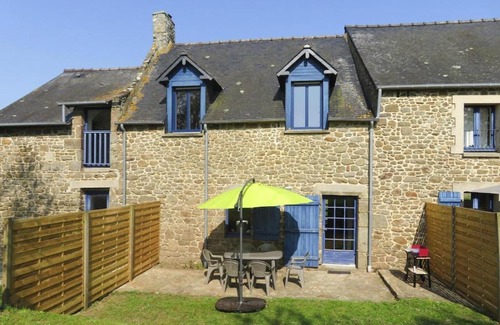 Saint-Meloir-des-Ondes Apartment | Terraced house, St Meloir des Ondes