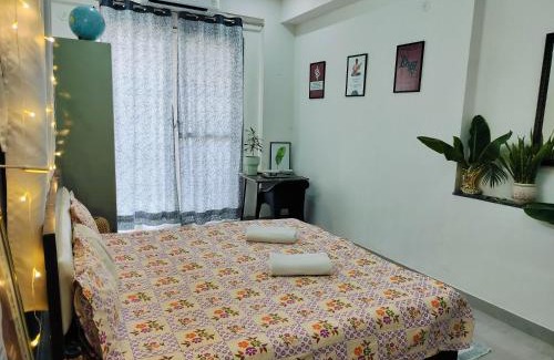 Tonk Phatak Apartment | Terracopper- Pristine Art Home with Balcony near central park