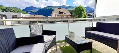 Cluses Apartment | Terracotta Home-by So'SerenityHome-balcon