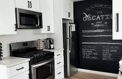 Ocean Beach Apartment | Terrific 2-bedroom apartment 2 blocks from the Beach AC