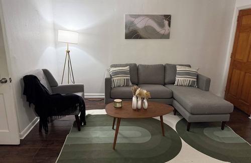 Murray Hill House | Terrific duplex with 5 minutes away from Riverside, close to all.